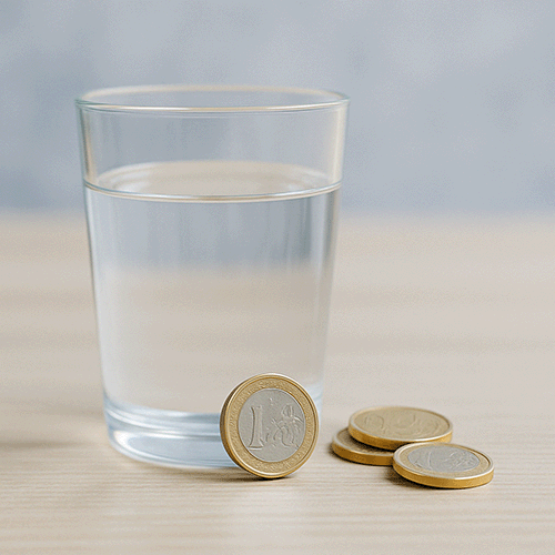Prix du CO2 Verre d'eau rempli avec des euros à côté