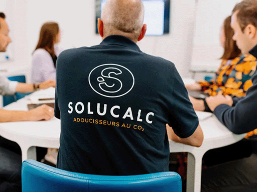 Personnel SoluCalc Personnel de Solucalc de dos, avec un polo SoluCalc